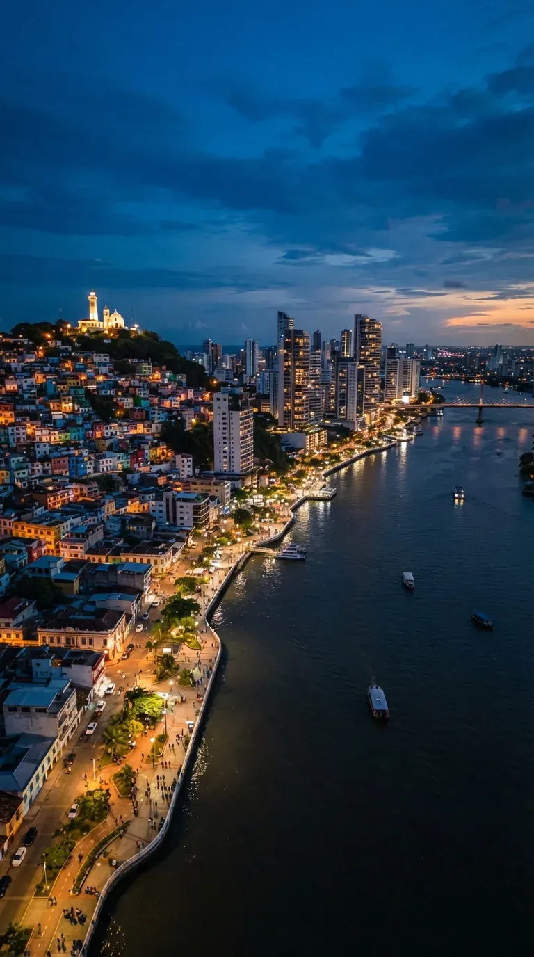Vista nocturna de Guayaquil con el cerro Santa Ana, el Malecón y el río Guayas